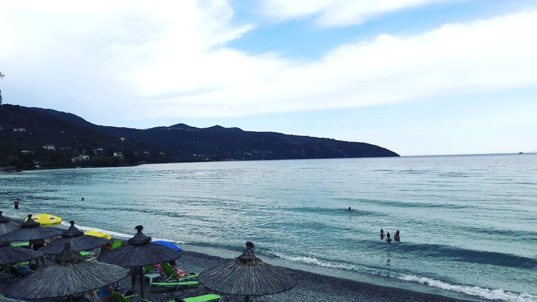 Δωρεάν ξαπλώστρα και πριβέ σαλόνι: Στην ασφαλέστερη παραλία της Ελλάδας πας με αμάξι και η βουτιά σου δεν κοστίζει χρυσάφι (Pics)