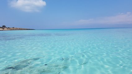 Η μία παραλία καλύτερη απ’ την άλλη: Ασφαλείς, φτηνές διακοπές στα 40Km της πιο «πλούσιας» ακτογραμμής στην Ελλάδα