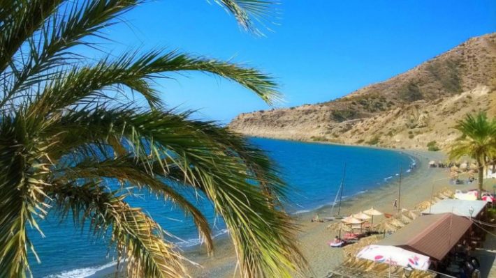 Η μία παραλία καλύτερη απ' την άλλη: Ασφαλείς, φτηνές διακοπές στα 40Km της πιο «πλούσιας» ακτογραμμής στην Ελλάδα