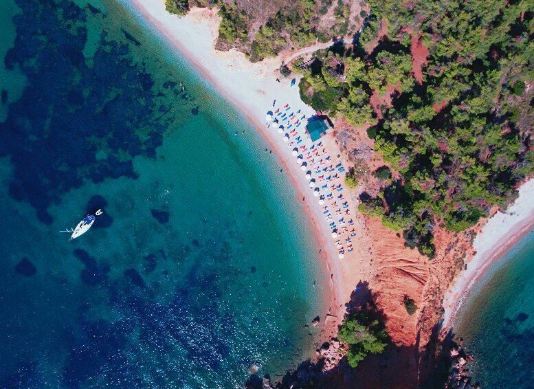 Την ξέχασε ο χρόνος και αποθεώνεται: Είναι αυτή η ωραιότερη «άγνωστη» παραλία της Ελλάδας; (Pics)