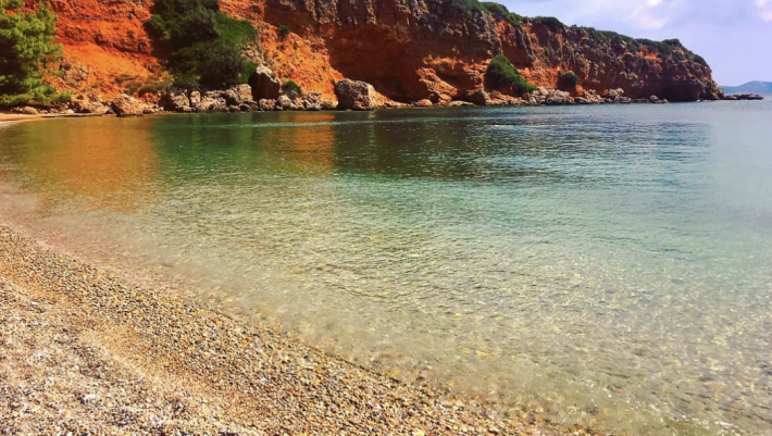 Την ξέχασε ο χρόνος και αποθεώνεται: Είναι αυτή η ωραιότερη «άγνωστη» παραλία της Ελλάδας; (Pics)