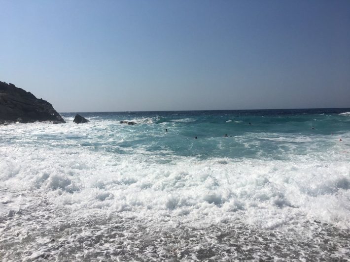 Αξίζει το ρίσκο παρά το «Προσοχή, κίνδυνος»: Η πιο επικίνδυνη παραλία στην Ελλάδα έχει νερά που δεν έχεις ξαναδεί (Pics)