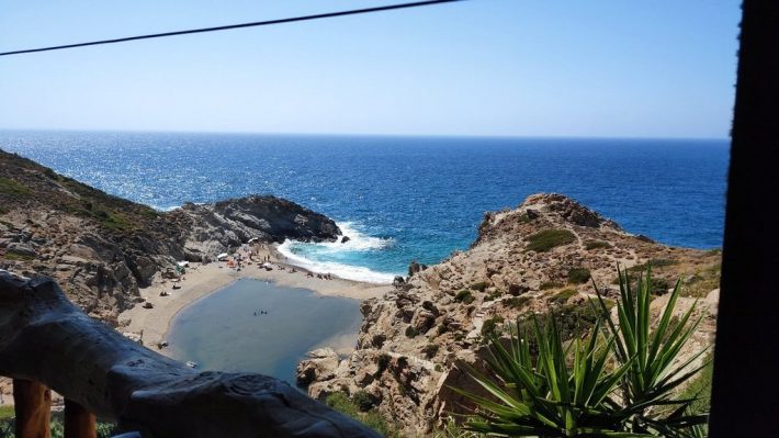 Αξίζει το ρίσκο παρά το «Προσοχή, κίνδυνος»: Η πιο επικίνδυνη παραλία στην Ελλάδα έχει νερά που δεν έχεις ξαναδεί (Pics)