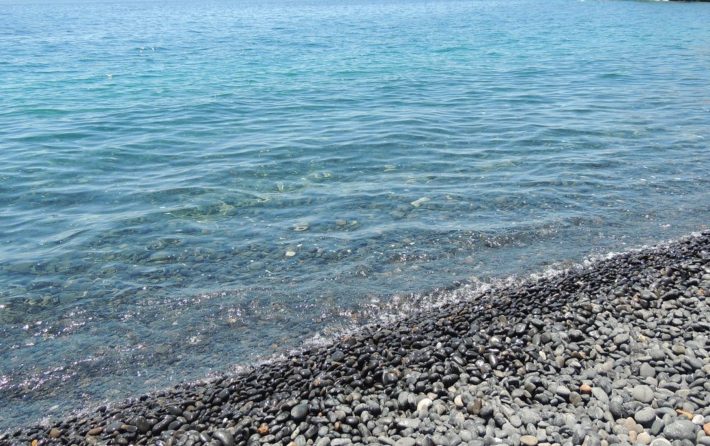 Άγρια ομορφιά: Η ελληνική παραλία- φαινόμενο που απαγορεύεται να πάρεις βότσαλό της (Pics)