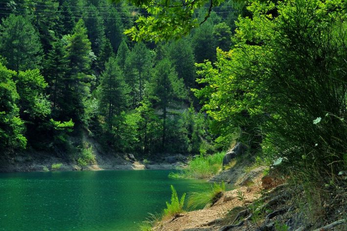Μπάνιο στη λίμνη Τσιβλού: Η απόλυτη θερινή απόδραση για όσους αγαπούν το βουνό και την απομόνωση (Pics)