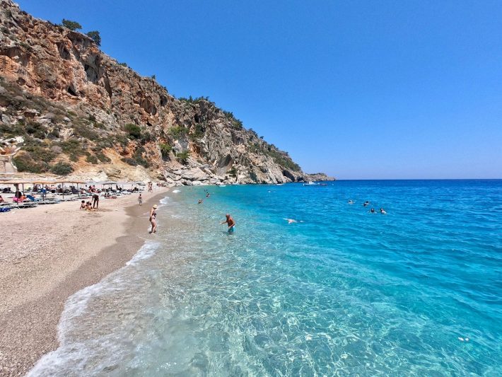 Το καλοκαίρι τώρα αρχίζει: Το νησί που επέλεξαν μαζικά φέτος οι Έλληνες θα έχει… Αύγουστο 2 μήνες ακόμα (Pics)