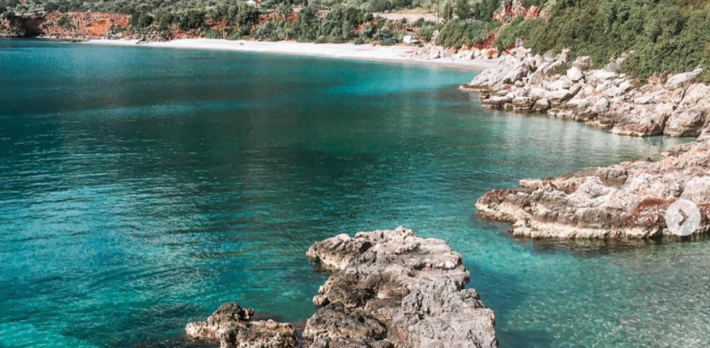 3 παραλίες, 4 ταβέρνες: Το «αθέατο» χωριό που αγνοούν οι τουρίστες είναι το πιο καθαρό στην Ελλάδα (Pics)