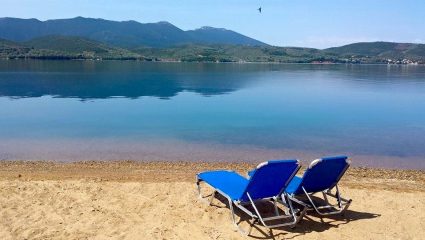 Από Πάσχα καλοκαίρι: Στο χωριό με τα πιο ζεστά και διαυγή νερά στην Ελλάδα τα μπάνια έχουν ήδη αρχίσει