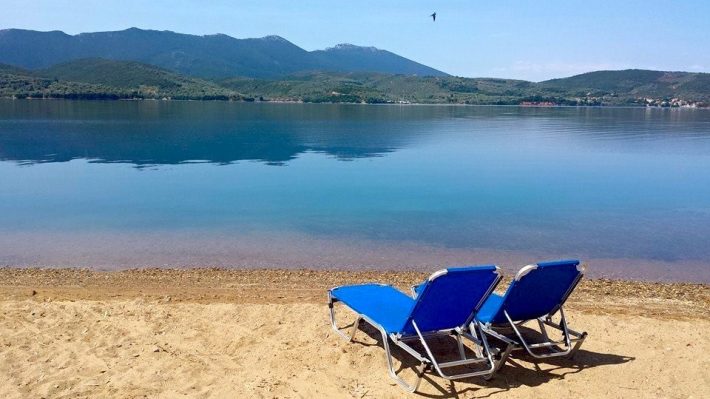 Από Πάσχα καλοκαίρι: Στο χωριό με τα πιο ζεστά και διαυγή νερά στην Ελλάδα τα μπάνια έχουν ήδη αρχίσει