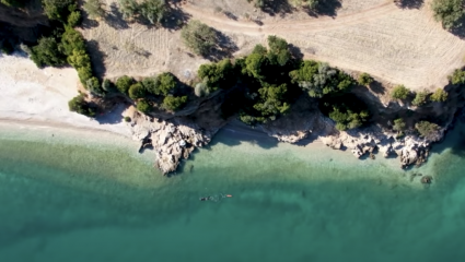 Η πιο creepy στην Ελλάδα: Η παραλία με τα πεντακάθαρα νερά που κανείς δεν τολμά να κοιτάξει πάνω (Vid)
