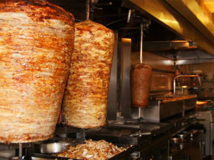 Πιάνει μισό τραπέζι: Το μεγαλύτερο και πιο ζουμερό πιτόγυρο στην Ελλάδα που όμοιό του δεν έχεις ξαναδεί (Pics)