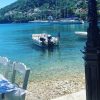 Θάλασσα-λάδι, ταβερνάκια πάνω στο νερό: Το χωριό–κόσμημα που ανακάλυψαν οι Ιταλοί κι οι Άγγλοι πριν απ’ τους Έλληνες (Pics)