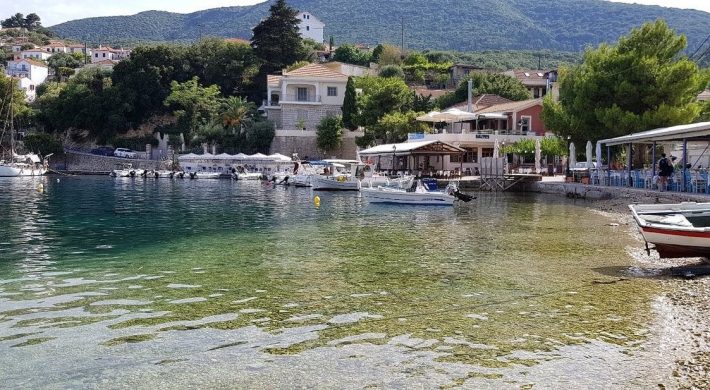 Θάλασσα-λάδι, ταβερνάκια πάνω στο νερό: Το χωριό–κόσμημα που ανακάλυψαν οι Ιταλοί κι οι Άγγλοι πριν απ' τους Έλληνες (Pics)