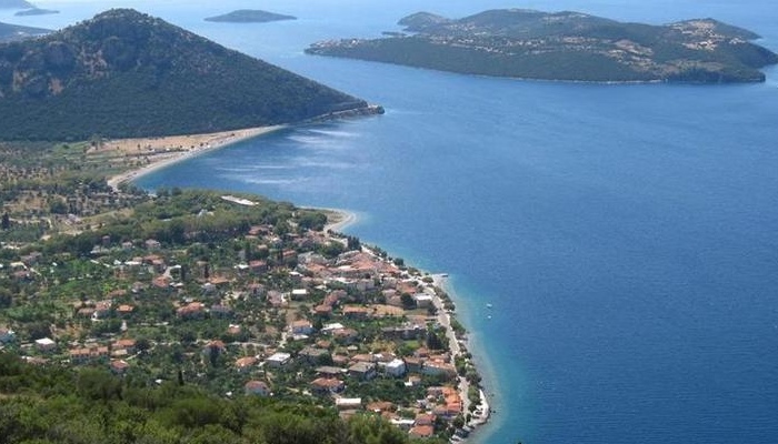 4 εποχές καλοκαίρι: Το χωριό-διαμάντι με την παραλία που μπαίνει στις 3 καλύτερες της Ελλάδας (Pics)