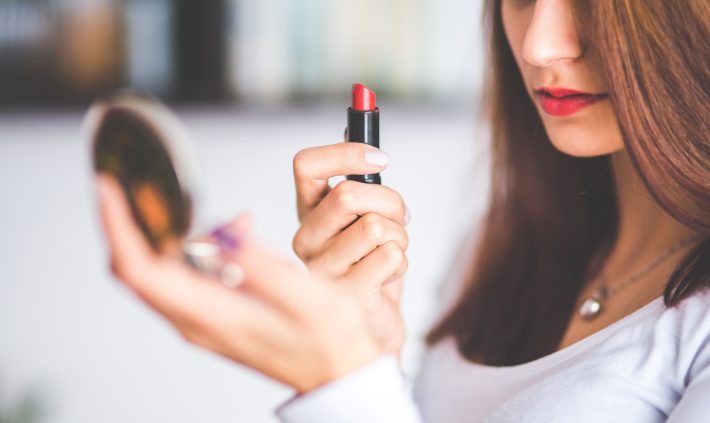 The lipstick effect: Γιατί η κρίση της πανδημίας είναι η πρώτη που «ρίχνει» τις πωλήσεις κραγιόν;