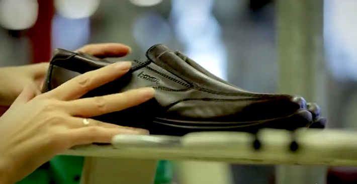 Αλύγιστη στα χτυπήματα: Η αναγέννηση της βιομηχανίας που έκανε το καλύτερο ελληνικό παπούτσι