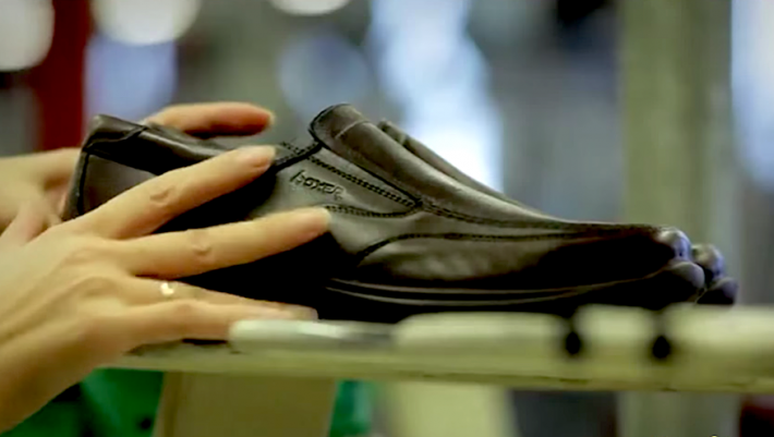 Αλύγιστη στα χτυπήματα: Η αναγέννηση της βιομηχανίας που έκανε το καλύτερο ελληνικό παπούτσι