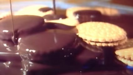 «Χτύπα ένα…»: Το μπισκότο με φουλ σοκολάτα που έβαζες μέσο για να βρεις στα σχολικά κυλικεία των ’90s