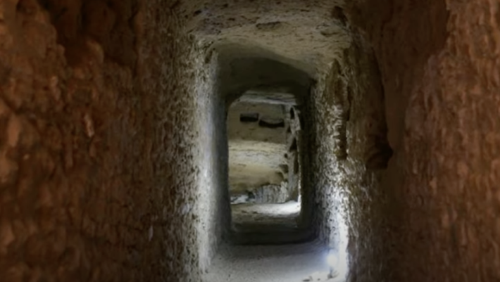 Χαμένος τάφος Μεγάλου Αλεξάνδρου: Η ανακάλυψη της γυναίκας που πιστεύει ότι αγγίζει το Άγιο Δισκοπότηρο της Αρχαιολογίας