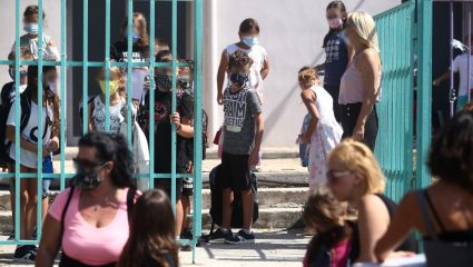 Επέλαση του κορωνοϊού και στα σχολεία με έκρηξη κρουσμάτων στα παιδιά