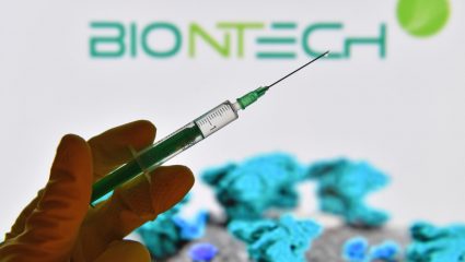 BioNTech: Το αστρονομικό ποσό που καρπώθηκαν οι ιδρυτές της μετά την ανακοίνωση για το εμβόλιο