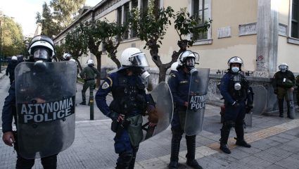 «Γελάνε οι αγωνιστές του Πολυτεχνείου»: Πυρ και μανία οι αστυνομικοί με τα μέτρα για το Πολυτεχνείο