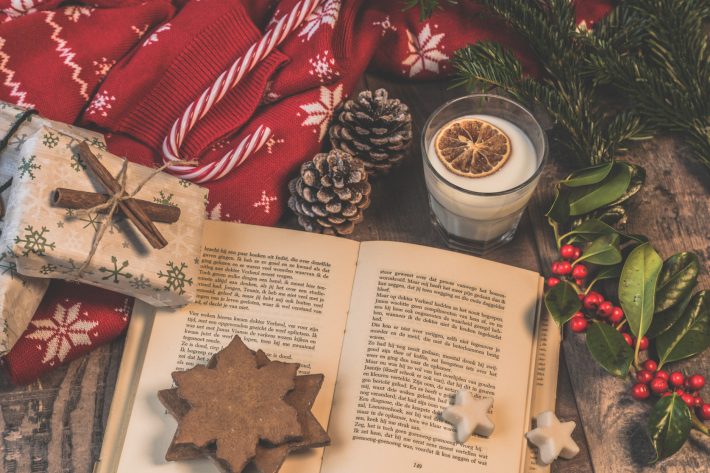 7 βιβλία για να διαβάσεις δίπλα στο χριστουγεννιάτικο δέντρο στο σαλόνι σου