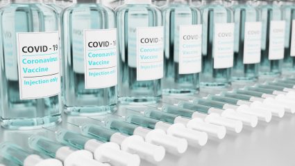 Μία δόση αποτελεσματικότητα άνω του 90%: Η διαφορά του νέου εμβολίου που αλλάζει τα δεδομένα στην Ευρώπη