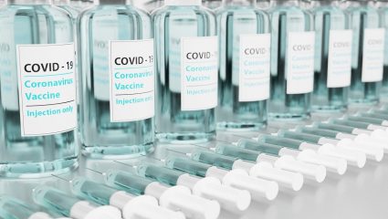 Με τον αέρα του νικητή: Τα 4 νέα εμβόλια που έρχονται τελειώνουν το φόβο ελλείψεων και παρενεργειών