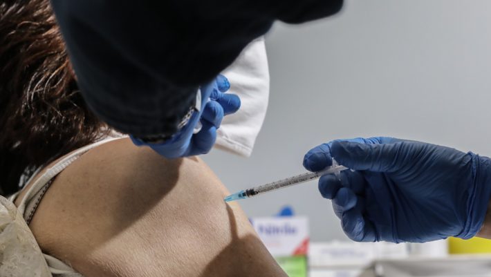 Σε 3 μήνες και στην Ελλάδα: 6 μέρη που απαγορεύεται να πάνε όσοι δεν έκαναν το εμβόλιο στο Ισραήλ