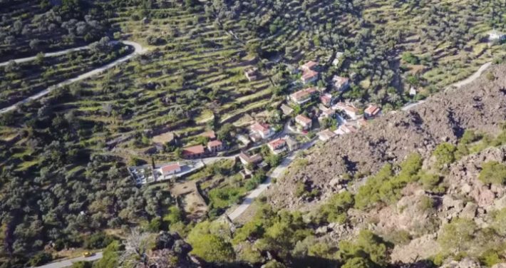 Φυσικές σπηλιές ως ψυγεία: Το ελληνικό χωριό που φτιάχτηκε από λάβα εκμεταλλεύεται τη δύναμη της φύσης