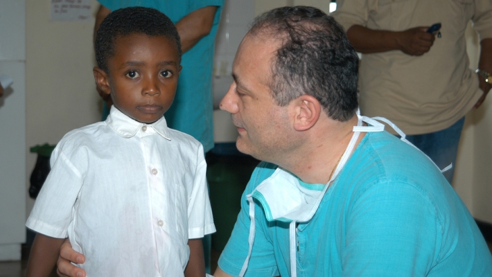 Αυξέντιος Καλαγκός: Ο γιατρός-φύλακας άγγελος που χειρουργεί δωρεάν κι έχει σώσει 17.000 φτωχά παιδιά!