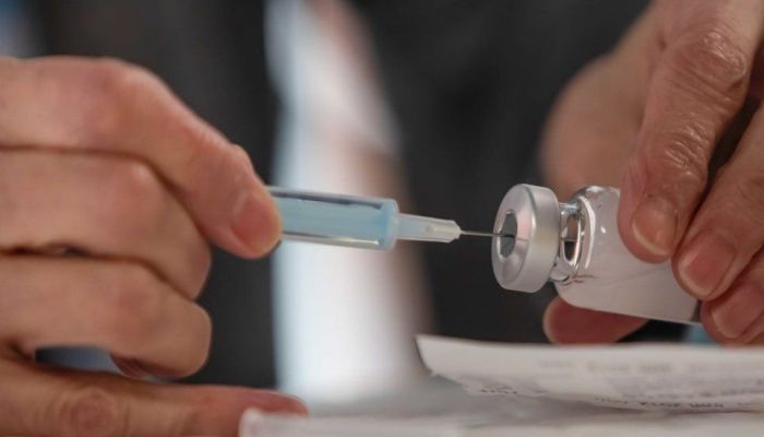 Οι αριθμοί νικούν το φόβο: 3 σοβαροί λόγοι για να προτιμήσεις το εμβόλιο της Astrazeneca