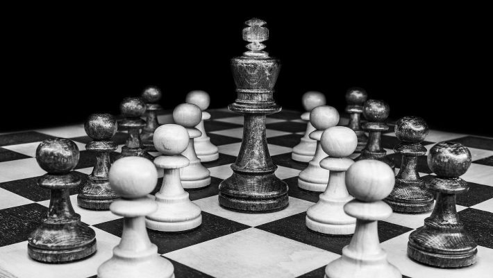 Νίκησε ταυτόχρονα 36 αντιπάλους με κλειστά μάτια: Η παρτίδα της χιλιετίας στο σκάκι ήταν μια κραυγή αγωνίας