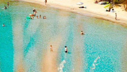 Σαρώνει Ιούνιο και Ιούλιο: Το covid free νησί με τις 72 παραλίες χωρίς ξαπλώστρες που κάνει θραύση φέτος (Pics)