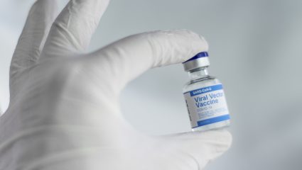 Η μετάλλαξη Δέλτα προελαύνει: Τι πιθανότητες υπάρχουν να νοσήσει ένας πλήρως εμβολιασμένος