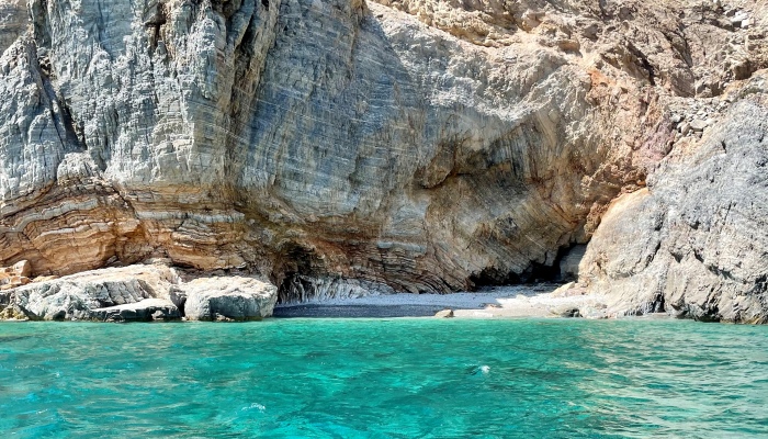 Τρως καλά, κολυμπάς μόνος σου: Το νησί της απλότητας που κάνεις πραγματικές διακοπές δίχως σκοτούρες κι αυτοκίνητο (Pics)
