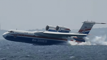 Πέρα απ’ τα όρια: Το Beriev Be-200 πέφτει στη θάλασσα και το νερό σχίζεται στα δυο (Vid)