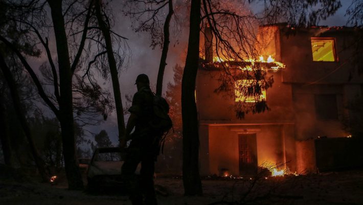 Έτσι σβήνει μια φωτιά-μαμούθ: Η Ρωσία κατατρόπωσε τις πυρκαγιές-θηρία με αυτόν το μη συμβατικό τρόπο