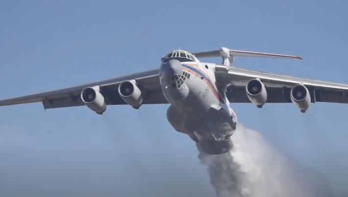 Ilyushin Il-76: Το ρωσικό, ιπτάμενο τάνκερ που βομβαρδίζει με νερό και  «βρέχει» στην