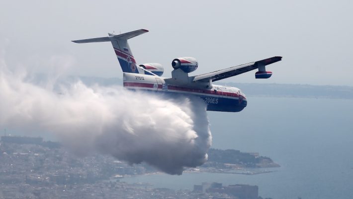 Έλειψε πολύ το Beriev: Πόσο κοστίζει η αγορά του μεταλλικού γίγαντα που κάνει τα καναντέρ να μοιάζουν με κουνούπια