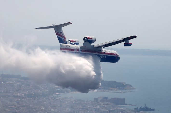 Έλειψε πολύ το Beriev: Πόσο κοστίζει η αγορά του μεταλλικού γίγαντα που κάνει τα καναντέρ να μοιάζουν με κουνούπια