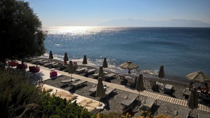 Φιλόξενο, σαν απέραντη παραλία: Το ελληνικό νησί της χαλάρωσης με τις θεϊκές, κρυφές γωνιές που μάγεψε τον Δούση (Pics)