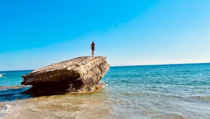 Το ελληνικό Μονακό: Στο νησί -όνειρο με το φθηνότερο Airbnb βρίσκεις δωμάτιο με πισίνα στα 35 ευρώ το βράδυ