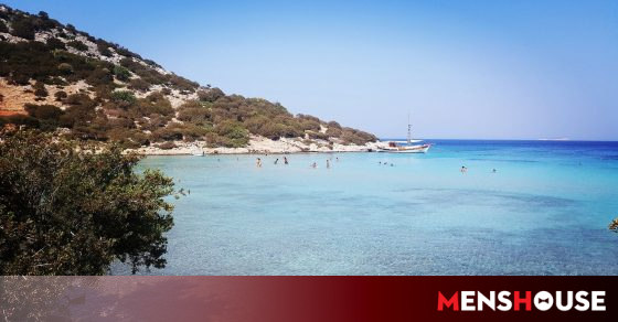 Φυσικές πισίνες, αντί για πολυτελή resorts: Το ελληνικό νησί χωρίς ξαπλώστρες στα δίνει όλα και ζητάει ελάχιστα (Pics)