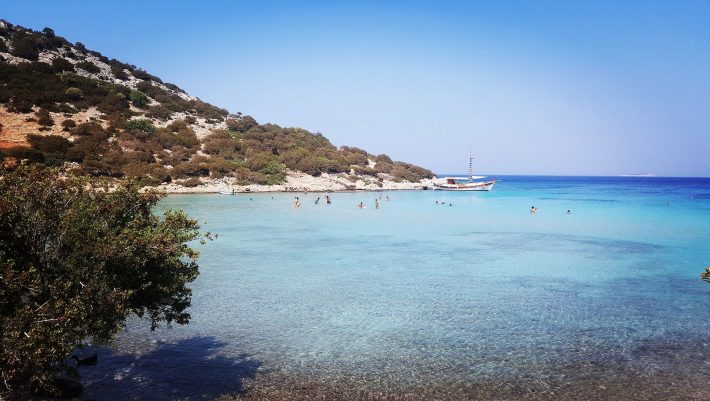 Φυσικές πισίνες, αντί για πολυτελή resorts: Το ελληνικό νησί χωρίς ξαπλώστρες στα δίνει όλα και ζητάει ελάχιστα (Pics)
