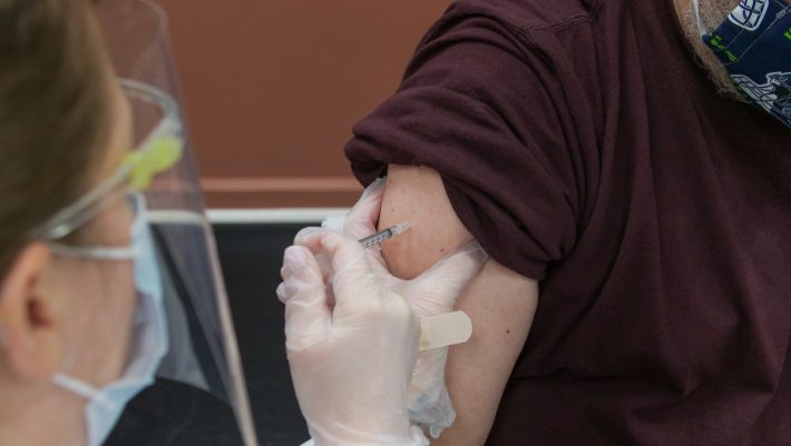 Έτσι παρακάμπτουν τα μέτρα: Το νέο, μεγάλο κόλπο των αρνητών με τους εμβολιασμούς