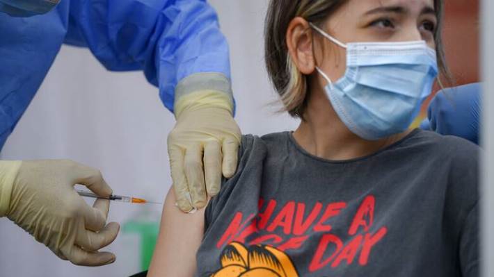 Τα νέα προνόμια που δίνει η κυβέρνηση για να εμβολιαστούν οι νέοι