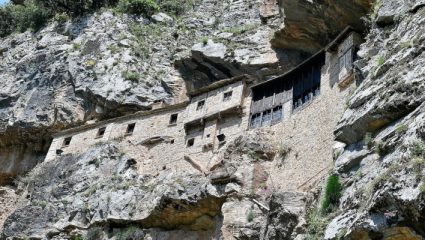 Μέσα σε βράχο, πάνω από άγριο γκρεμό: Το αρχιτεκτονικό κομψοτέχνημα της Ηπείρου που η θέα του προκαλεί σοκ και δέος (Pics)