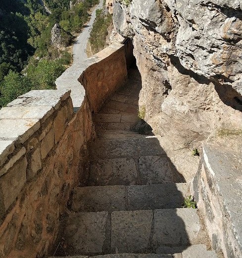 Μπρος γκρεμός και πίσω βράχος: Στην πιο επιβλητική μονή της Ελλάδας που είναι γαντζωμένη στο βουνό δεν τολμάς να κοιτάξεις κάτω (Pics)